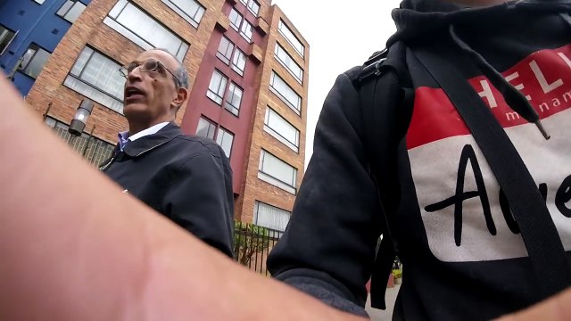 Couchsurfing around the World - Colombian girls in Bogota Vlog