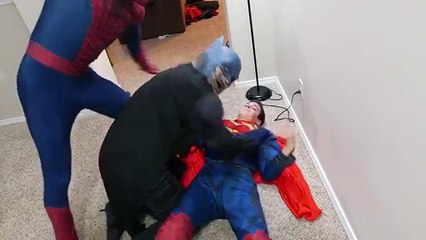 下载视频: Zombie Spiderman vs Zombie Batman vs Zombie Superman - Real Life Zombie Battle! | Superhero Movie!