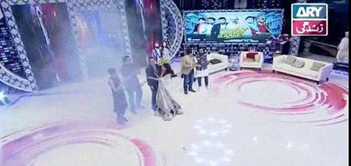 Fiza Ali Or Saba Qamar Live Show Mai Kiya Kar Rahy Hai