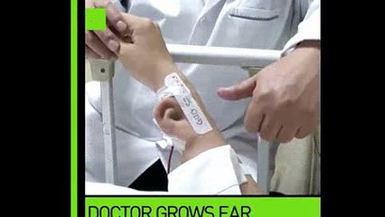 Sunne Ki Slaheyat Se Marhom Shaks K Hath Par Chines Doctor Ne Kan Laga Dia