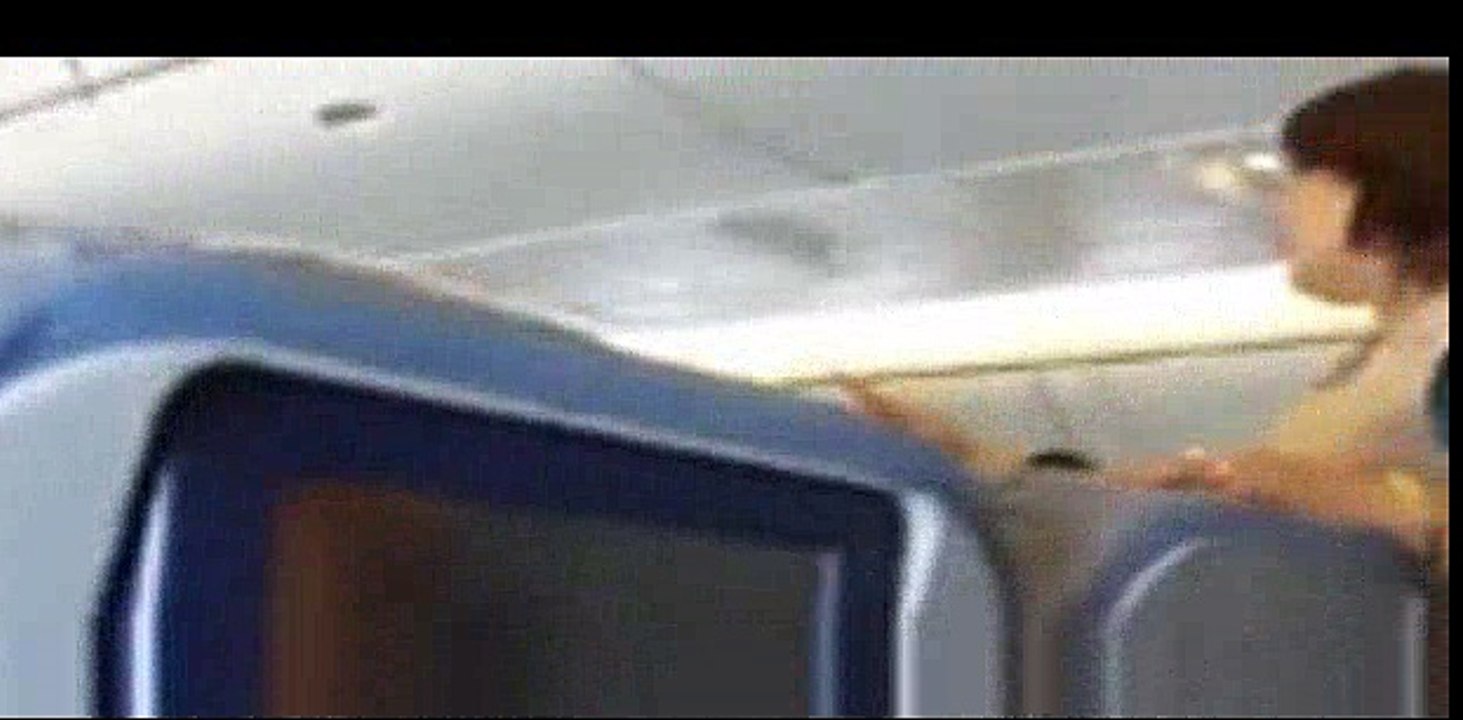 PIA Ki Air Hostess Kaise Passanger K Sath Larh Rahi Hai Dakhy