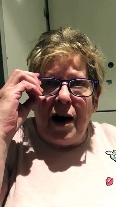 Mamie essaye de prononcer "The Walking Dead" lol raté