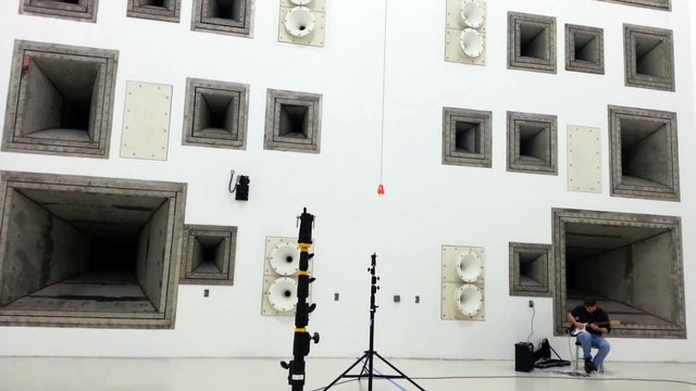 Jouer de la guitare dans un hangar acoustique de la NASA