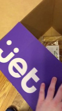 20 mètres de papier pour emballer.. Un pot de crème dans un carton !!