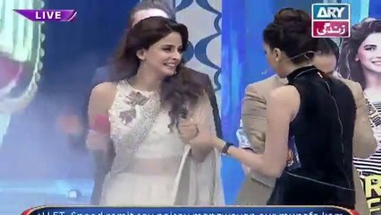 What Fiza Ali and Saba Qamar are doing in a Live Show?