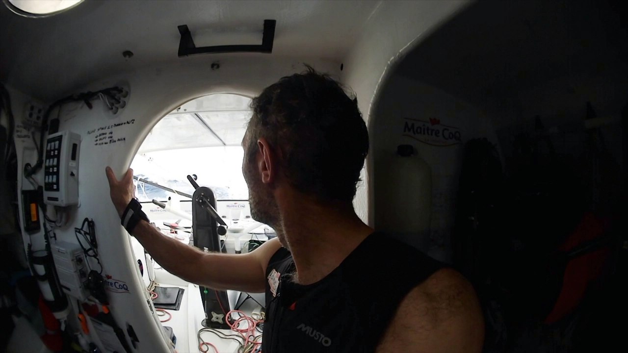 Jérémie Beyou file en direction du cap vert sous gennaker / Vendée Globe