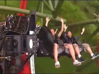 Descargar video: Ce Manege à sensations est juste incroyable... Fou