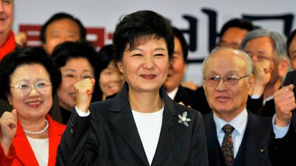 Скачать видео: Seul, scandali corruzione: la procura ascolterà la presidente Park Geun-Hye