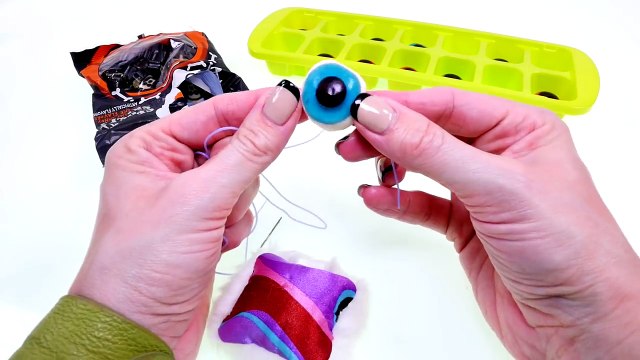 Brazalete de Susto Para Halloween Haz tus Propios Brazaletes Comestibles con Gomitas de Dulce