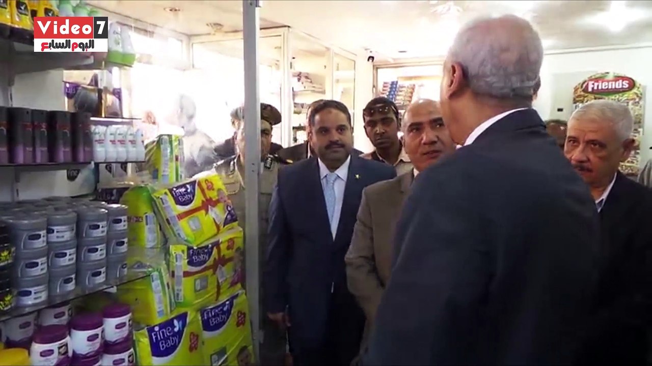 بالفيديو.. محافظ أسوان ومدير الأمن يفتتحان هايبر للسلع على أنغام المزمار