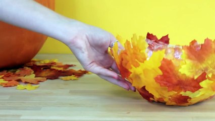 Ce que cette femme fait avec ces feuilles et ce ballon vous forcera à suivre sa technique !