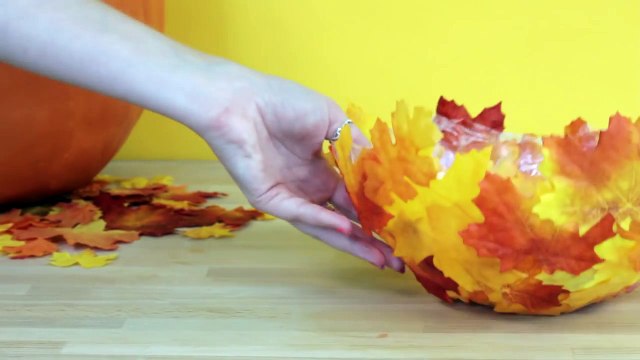 Ce que cette femme fait avec ces feuilles et ce ballon vous forcera à suivre sa technique !