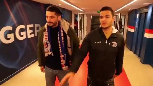 Quand Hatem Ben Arfa présente sa nouvelle maison à un fan du PSG.