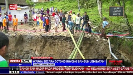 Tải video: Warga Desa Hanjuang Garut Gotong Royong Bangun Jembatan Bambu