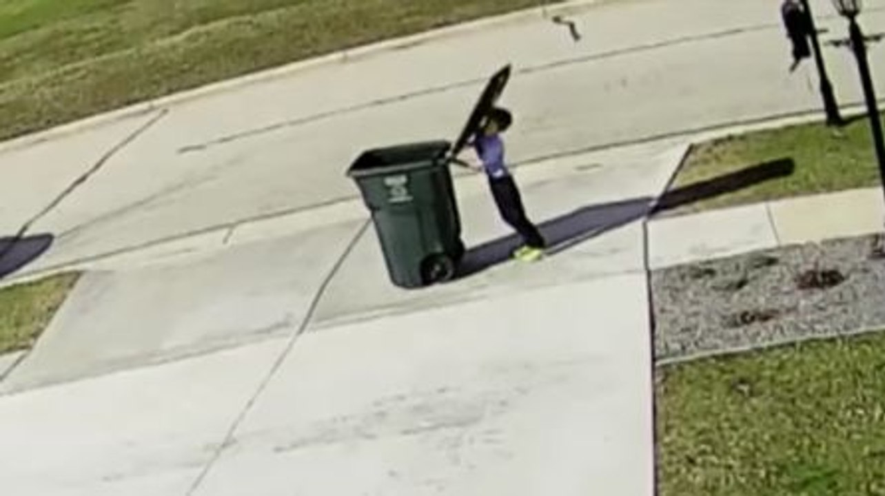 Le fils de Régis sort les poubelles!!