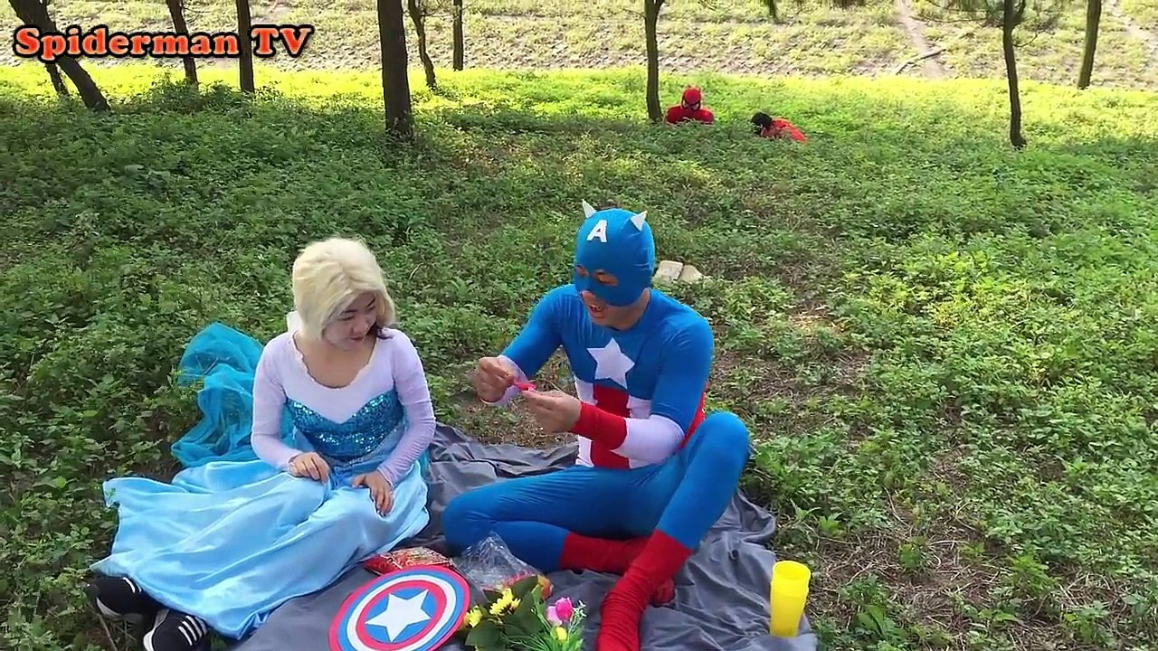 Elsa Frozen Vs Captain American GIANT BALLOON Spiderman Troll Caption Fun Superhero in real life