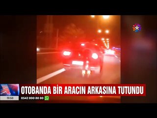 100 Kilometre hızla seyreden araca takılan patenci genç canını hiçe saydı