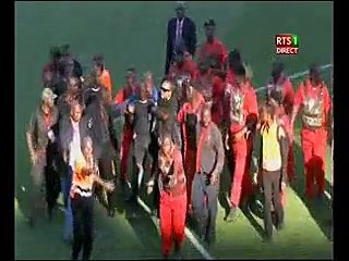 L’arbitre Ghanéen escorté comme un héros par les sud africains…