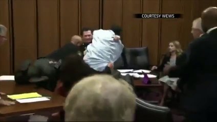 En plein procès, il se jette sur l'assassin de sa fille. Incroyable !