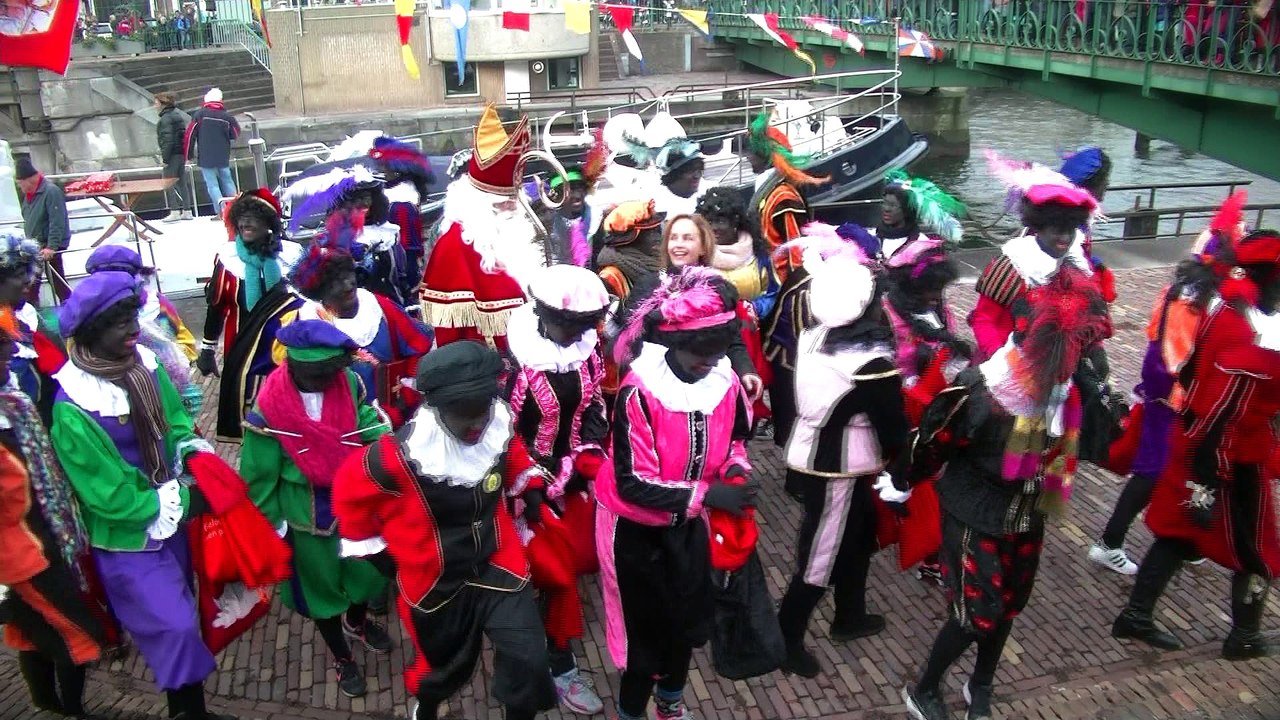 Sinterklaas arriveert in de haven van Hellevoetsluis met ZWARTE Pieten / 2016