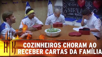 Cozinheiros choram ao receber cartas da família