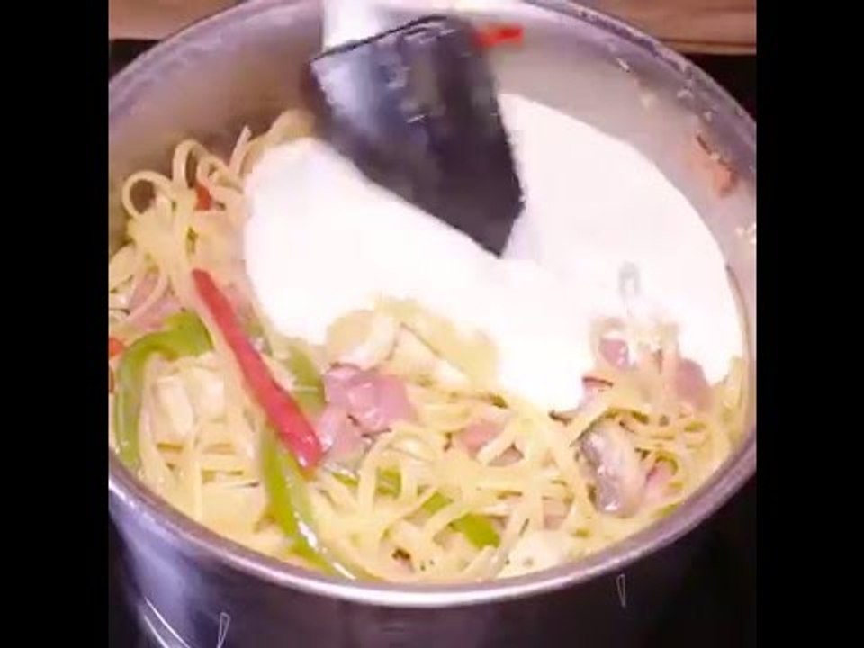 Macarrão com frango e calabresa em uma panela só