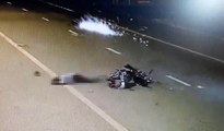 İki motosiklet hızla çarpıştı: Feci kaza kamerada