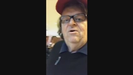 Michael Moore irrumpe en la Trump Tower para intentar hablar con él