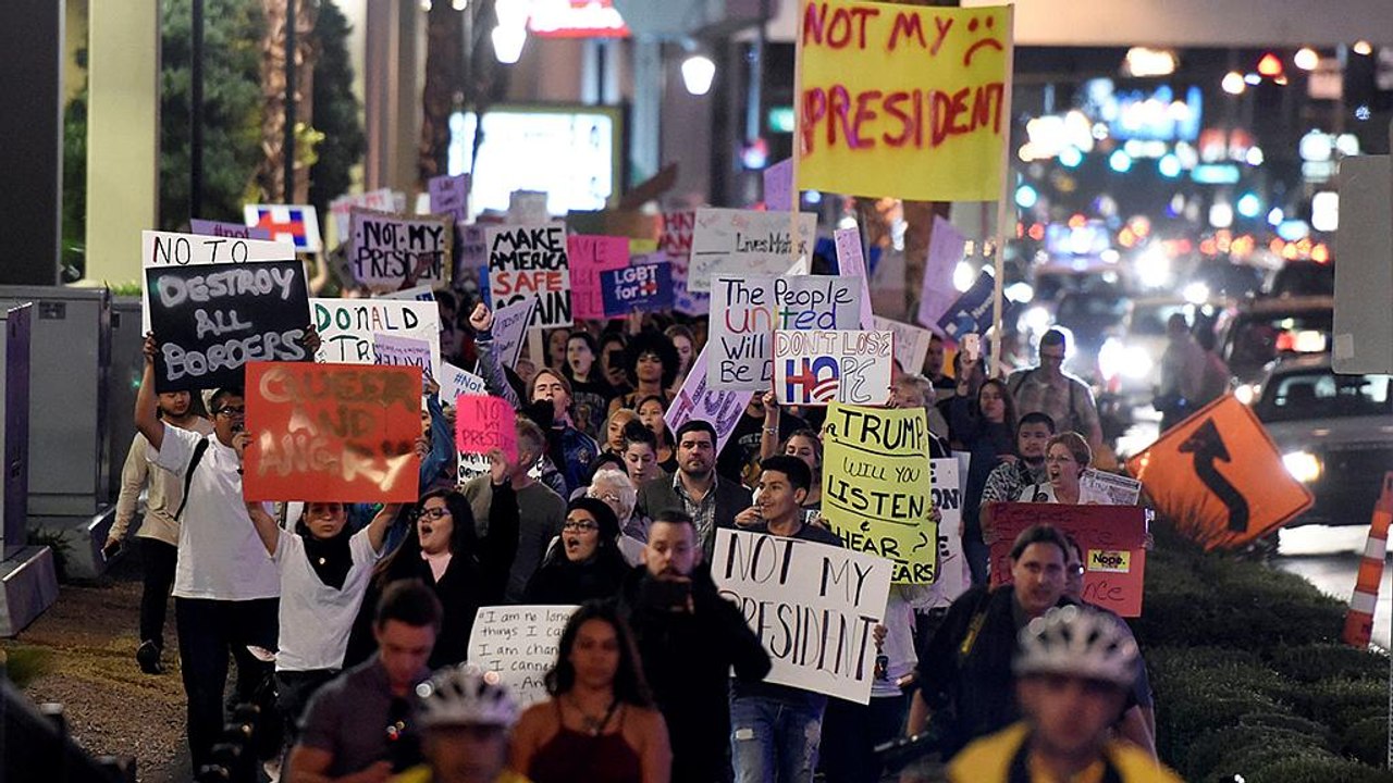 'Not Mein Führer!' - Massenproteste gegen Trump-Wahl in den USA