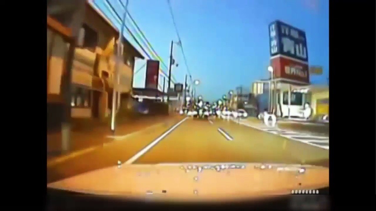 Accident de voiture mortel en direct - Caméra de surveillance [Sécurité] +18 partie  (2) HD