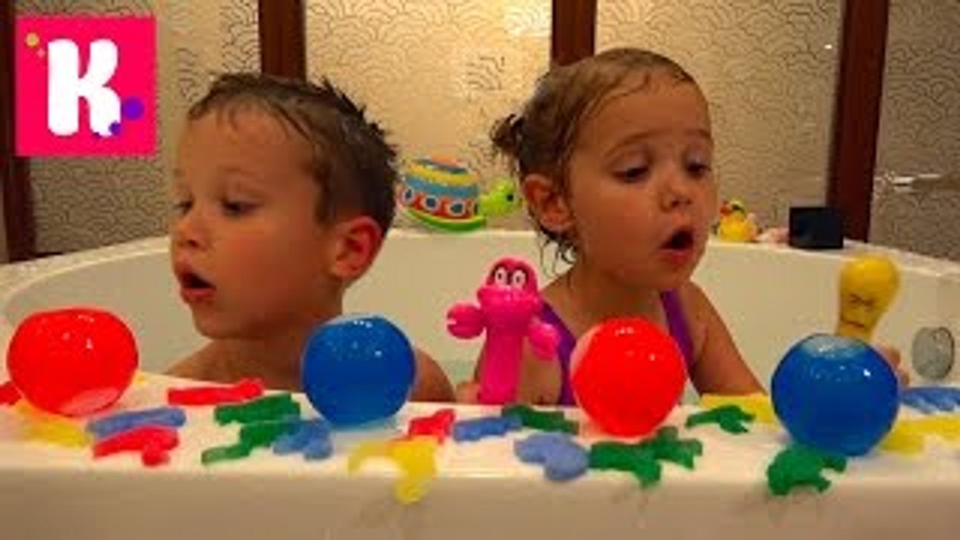 В Огромной Ванной Животные И Водяные Бомбочки Макс И Катя Забросали Папу  Водой Игрушки Для Воды – Видео Dailymotion