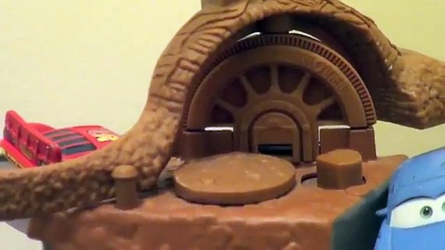 Disney Cars Wheel Well Motel Race Off Ridge Track Pixar Cars Race Spiral Track Play Set