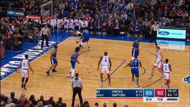 Le gros dunk arrière de Kristaps Porzingis