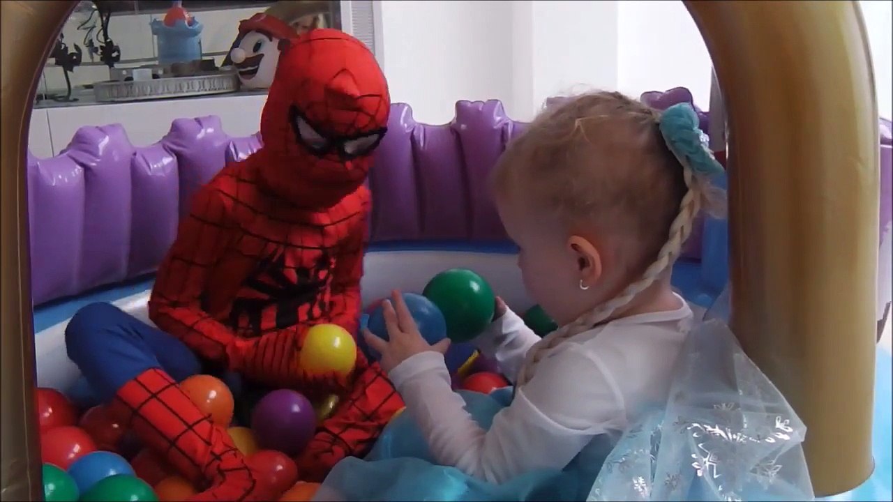SPIDERMAN & FROZEN ELSA in LOVE! Spiderman Kisses Frozen Elsa Super Heroes Fun Real Life Movie!