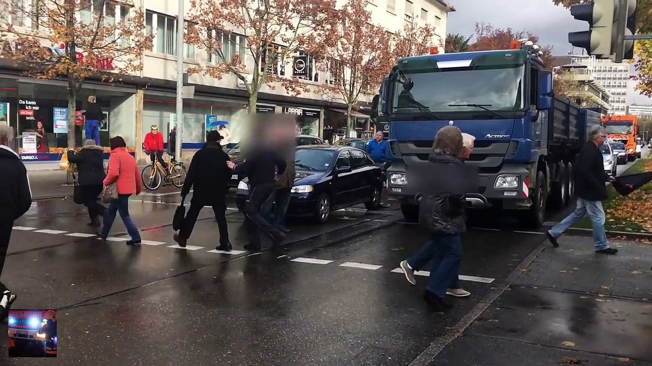 Polizist schafft freie Bahn! - Fußgänger blockieren Rettungsgasse