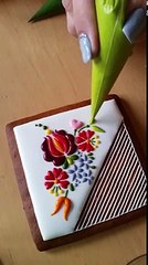 Une jolie broderie en sucre sur un biscuit... Quel artiste