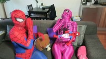 Spider-Man, Spider-Man et le bébé spider man rose! Super-héros drôle dans la vie réelle!