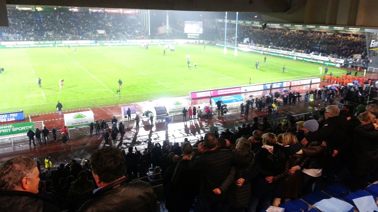 Les supporters de l'Aviron Bayonnais entonnent le traditionnel "Hegoak" pour saluer la victoire contre Clermont