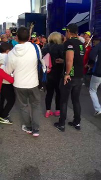 Moto Gp Valencia: Valentino Rossi shock contro una fan