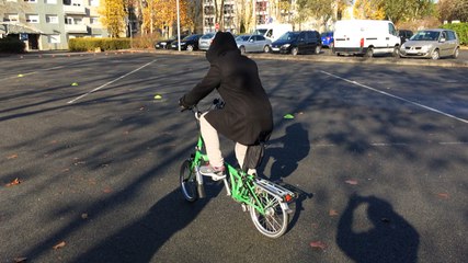 Adultes, ils apprennent à faire du vélo