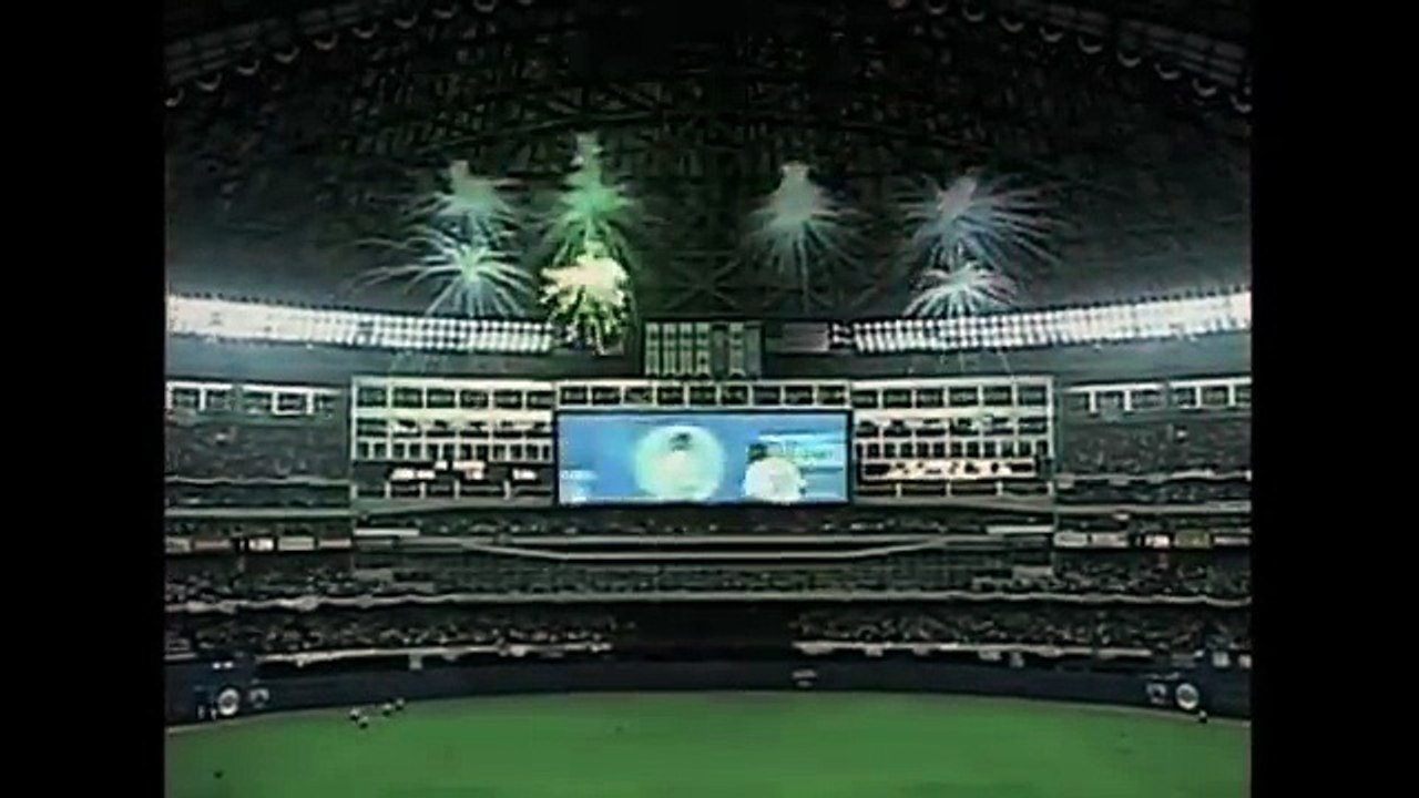 Joe Carter wins Series with homer