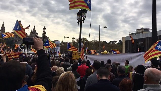 Milers de manifestants canten L'estaca