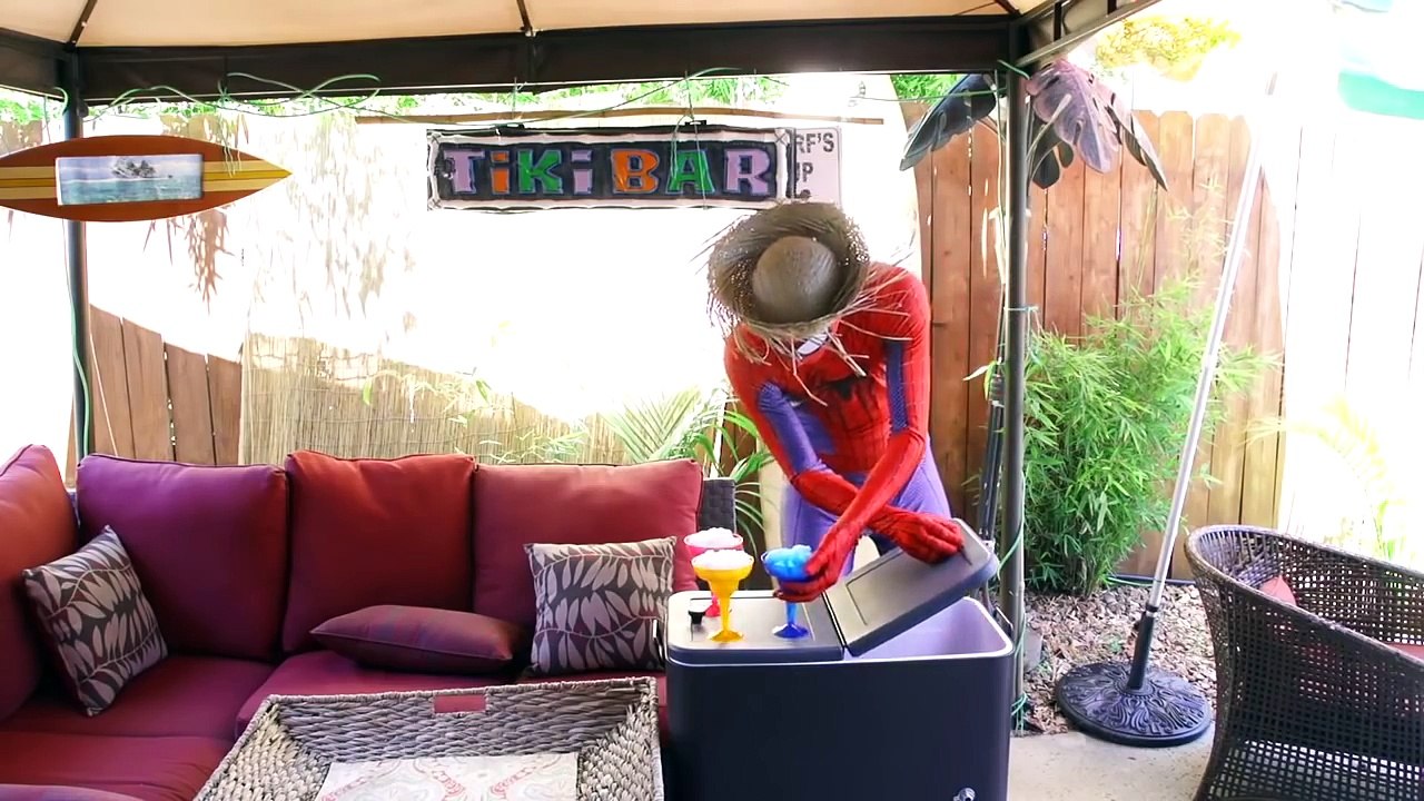 Spiderman et La Reine des neiges Elsa en Français Samusent dans la piscine avec les superheros !