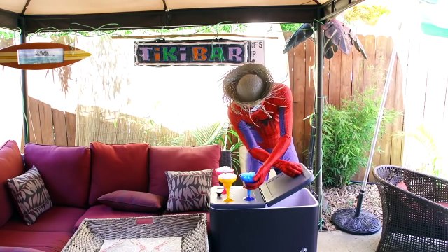 Spiderman et La Reine des neiges Elsa en Français Samusent dans la piscine avec les superheros !