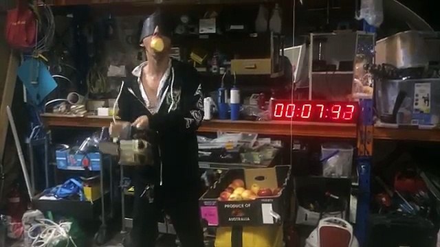 Aterrador récord mundial con los ojos vendados y una motosierra