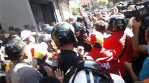 Grupos oficialistas agredieron a manifestantes en el Ministerio de Transporte