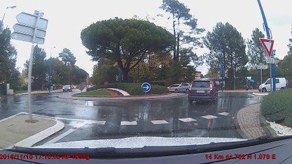 Garée en plein rond point lycée andernos