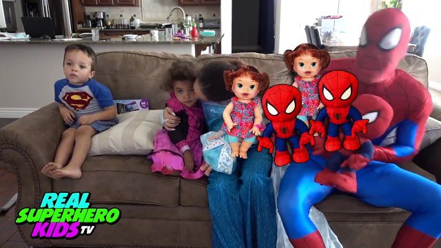 PREGNANT FROZEN ELSA VS SPIDERMAN DELIVERS SPIDERBABY BABY ALIVE QUADRUPLETS w/ Pink SpiderGirl