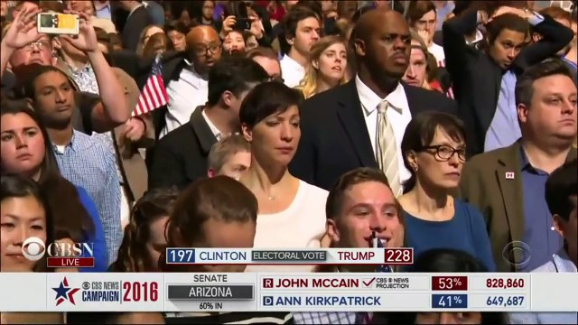 Un fan d'Hillary Clinton pris en flag en train de manger sa crotte de nez !