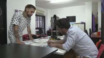 Taller de costura permite a los jóvenes LGBT argentinos  crear sus propias piezas de moda